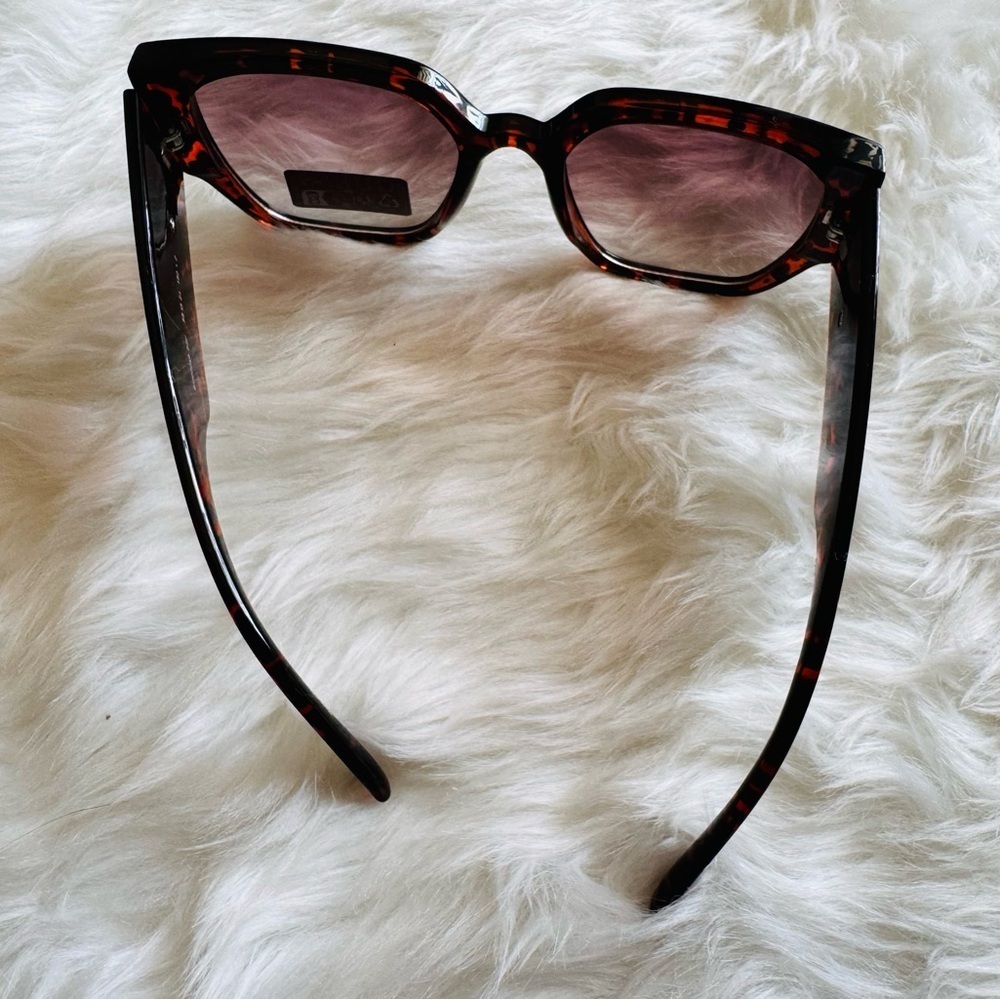 New Guess Tortoise Sunglasses with rhinestone logo - Picture 5 of 5